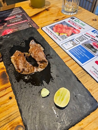 ซูชิหน้าเนื้อเบิร์นไฟ