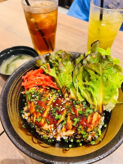 ข้าวหน้าแซลมอนย่าง