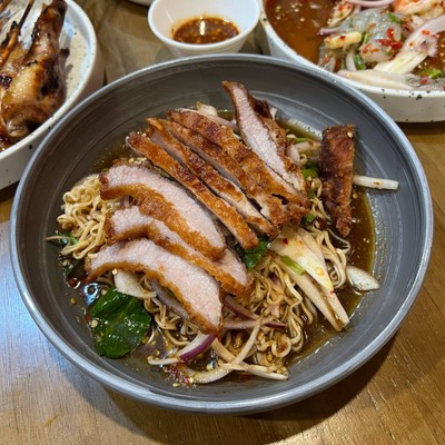 ยำมาม่าคอหมูทอด