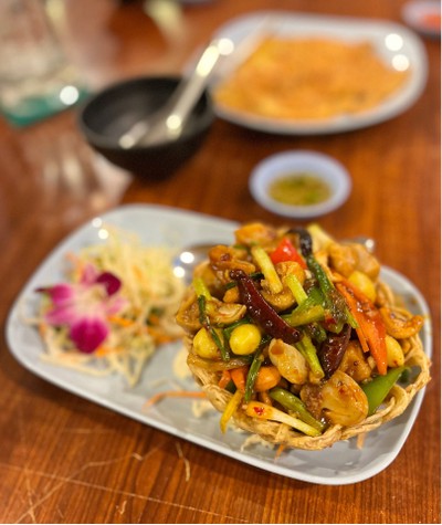 🥘 ไก่ผัดเม็ดมะม่วง. (ราคา 120 บาท.)