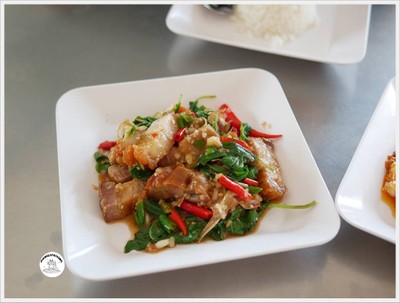 กะเพราหมูกรอบ