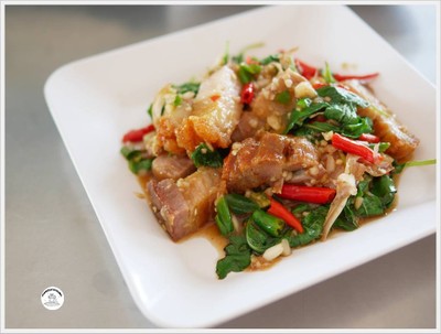 กะเพราหมูกรอบ