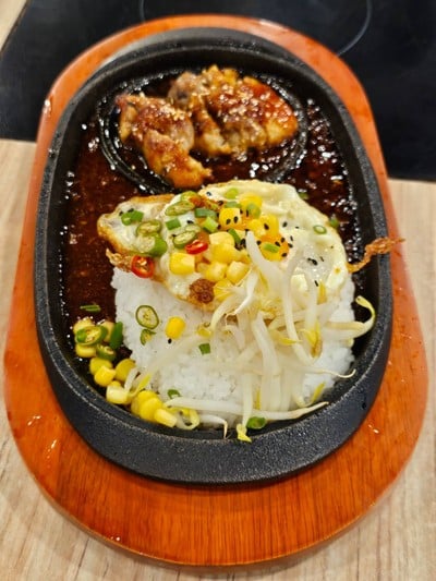 ข้าวไก่ย่างสไปซี่กระทะร้อน