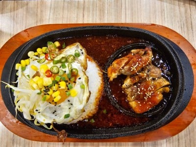 ข้าวไก่ย่างสไปซี่กระทะร้อน