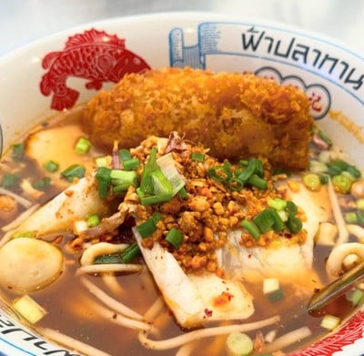 ก๋วยเตี๋ยวต้มยำปลาสด ลูกชิ้นปลา