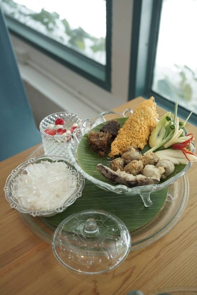 Sansumran แสนสำราญ ณ ธารศิลป์