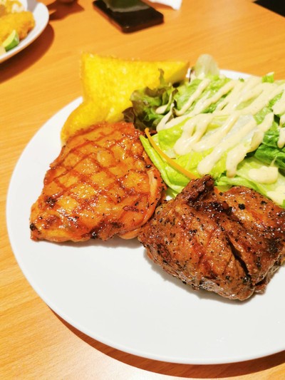 สเต็กไก่สไปซี่+หมูพริกไทยดำ