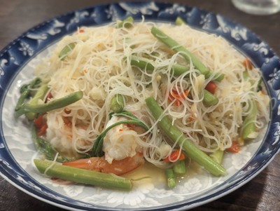 เส้นหมี่ผัดผักกระเฉดกุ้ง