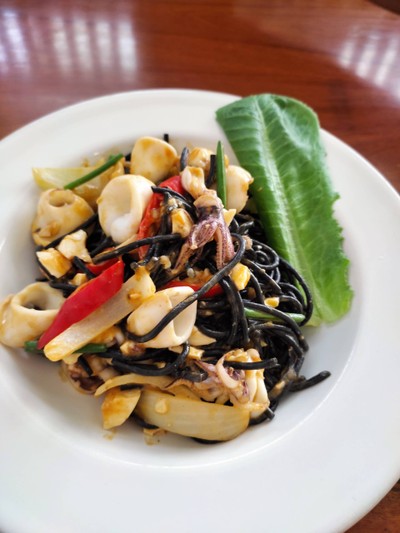 สปาเก็ตตี้หมึกดำหมึกผัดไข่เค็ม