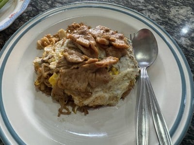 ผัดไทยหมูชิ้นไข่+กุ้งแห้งทอด