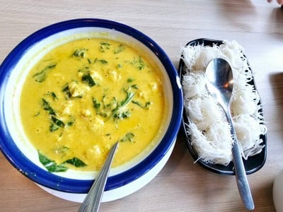 แกงปูและเส้นหมี่ ขนมจีน