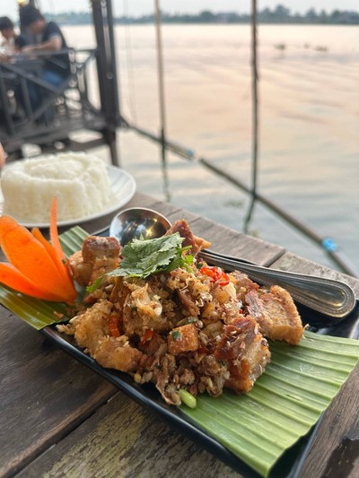 หมูกรอบรมควันผัดพริกเกลือ