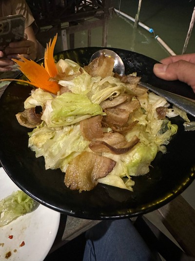 กะหล่ำปลีผัดเบคอน