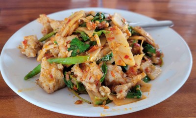 ไก่ผัดเผ็ดหน่อไม้ดอง