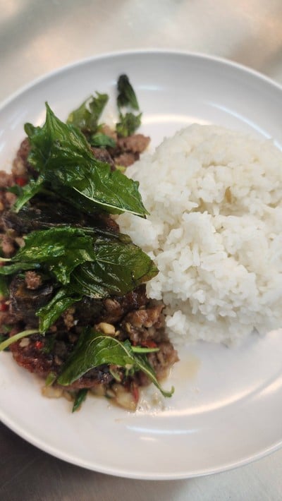 ข้าวกะเพราไข่เยี่ยวม้า