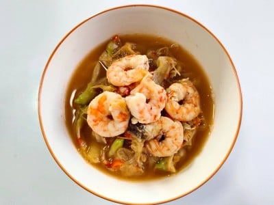 แกงส้มดอกแคกุ้งสด