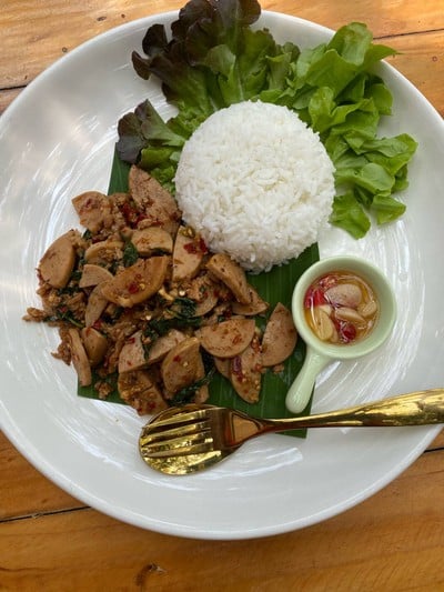 วิธีทำ กะเพราหมูยอหมูสับ