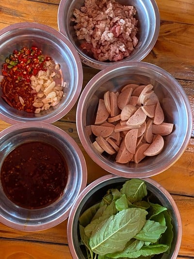 วิธีทำ กะเพราหมูยอหมูสับ