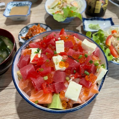 Salmon+Tuna+Salmon Eggs+Tamako+Crab Stick+Avocado+Cream Cheese+Fukujin Zuke Donburi