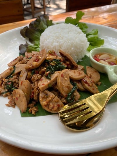 กะเพราหมูยอหมูสับ