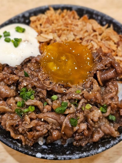ข้าวหน้าเนื้อคารูบิย่างไข่ดอง