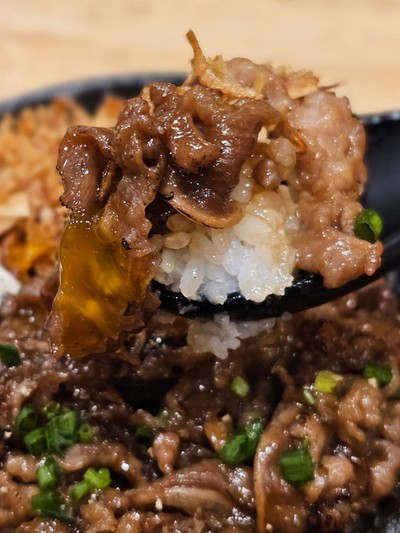 ข้าวหน้าเนื้อคารูบิย่างไข่ดอง