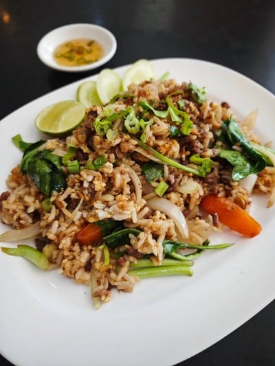 ข้าวผัดรถไฟเนื้อ