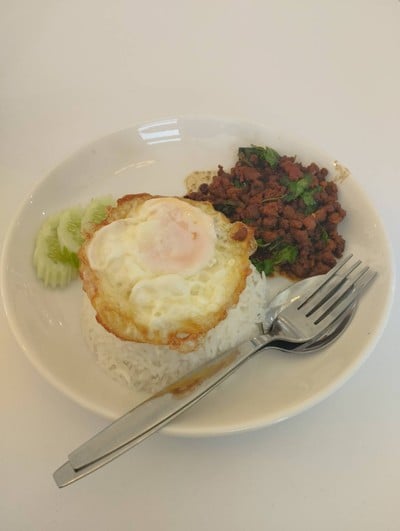 ข้าวกระเพราเนื้อ + ไข่ดาว