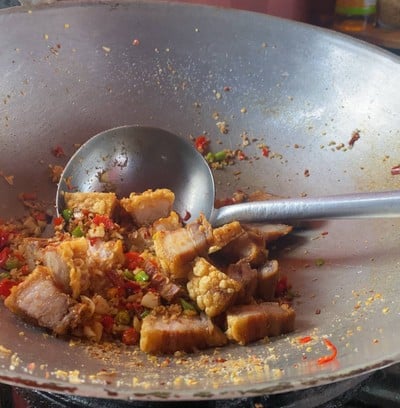 วิธีทำ หมูกรอบคั่วพริกเกลือ วิธีทำ หมูกรอบคั่วพริกเกลือ