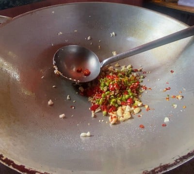 วิธีทำ หมูกรอบคั่วพริกเกลือ วิธีทำ หมูกรอบคั่วพริกเกลือ