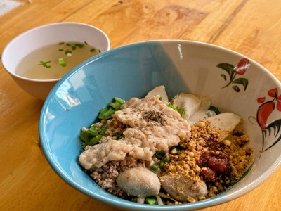 ก๋วยเตี๋ยวหมูต้มยำแห้ง