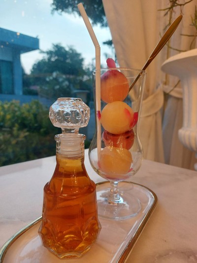 Ice berry tea and lychee rose juice