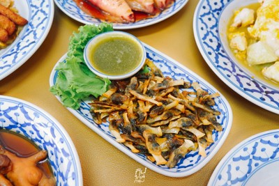 ครัวคุณย่า ต้นตำรับผัดไทยหมูทอด บรรทัดทอง