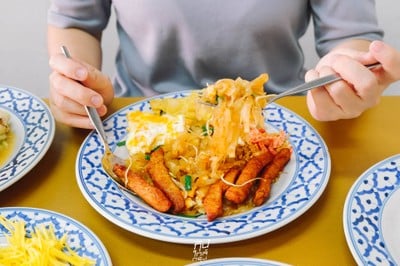 ครัวคุณย่า ต้นตำรับผัดไทยหมูทอด บรรทัดทอง