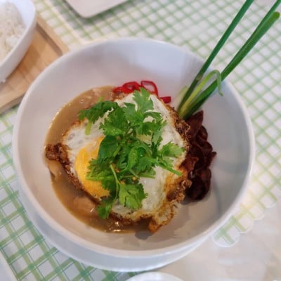 ข้าวหน้าไก่ไข่ดาว