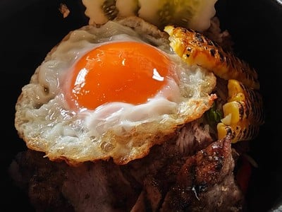 ข้าวคลุกกระเพราหมูคุโรบูตะ ไข่เป็ดดาว