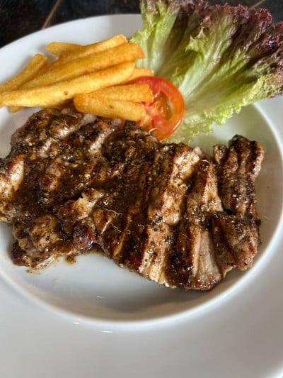 สเต็กหมูคุโรบูตะพริกไทยดำ