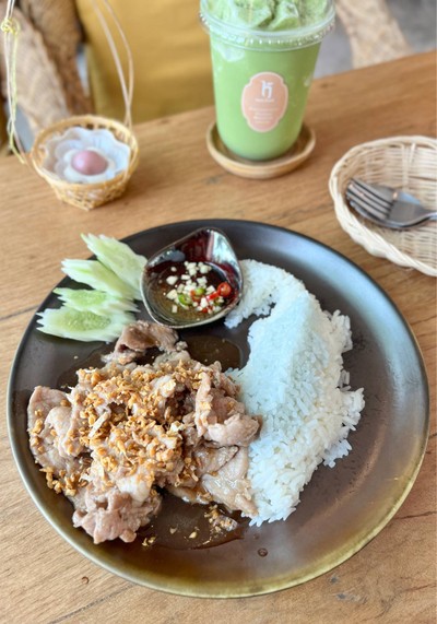 🍛 ข้าวกระเทียมหมู. (ราคา 90 บาท.)