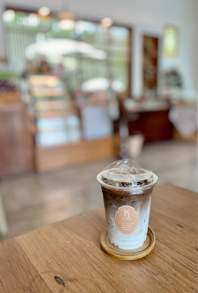 ☕️ Iced Latte. (Price 90 Baht.)