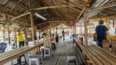 ก๋วยเตี๋ยวไก่ยายวัลย์ก๋วยเตี๋ยวเนื้อนะดา (ฮาลาล)