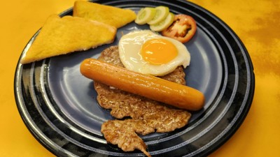 สเต๊กเนื้อ ไข่ดาว ไส้กรอก