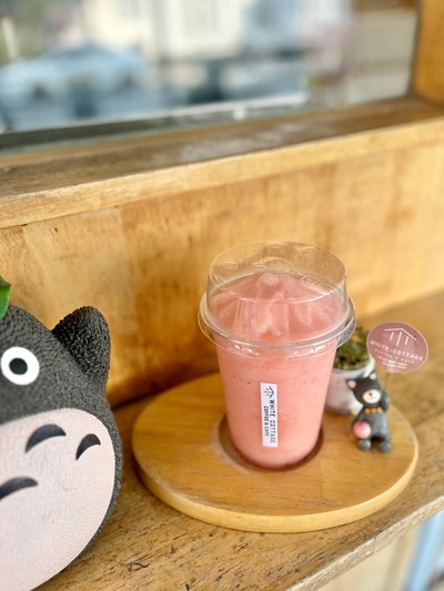 🍐 Pink Guava Smoothie. (Price 95 Baht.)
