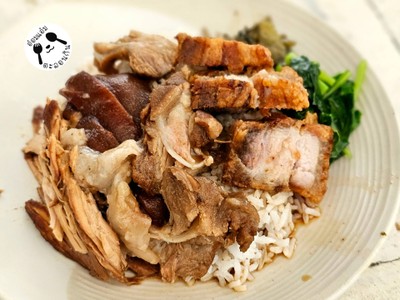 ข้าวหมูสามเกลอ