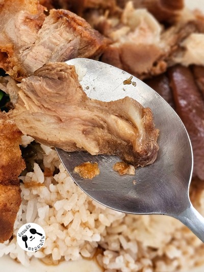 ข้าวหมูสามเกลอ