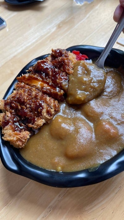 ข้าวแกงกระหรี่ไก่ชุปแป้งเกล็คขมปัง