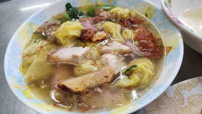 เกี๊ยวน้ำหมูแดงหมูกรอบ