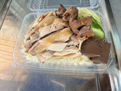 ข้าวมันไก่เนื้อหนัง เครื่องใน พิเศษ 50 บาท