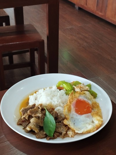 ข้าวร้าน 3 อย่าง พะแนงเนื้อ ผัดบวบ ไข่ดาว
