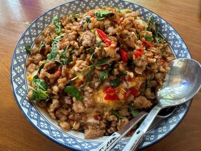ข้าวไข่ข้นกระเพรา