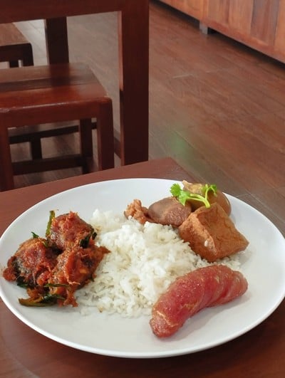ข้าวราด 3 อย่าง ปลาดุกผัดพริก กุนเชียง ไข่พะโล้